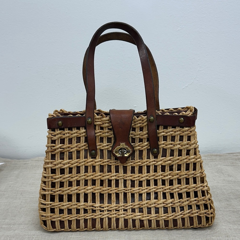 Brown Woven  Bag
Vintage
Perfect condition